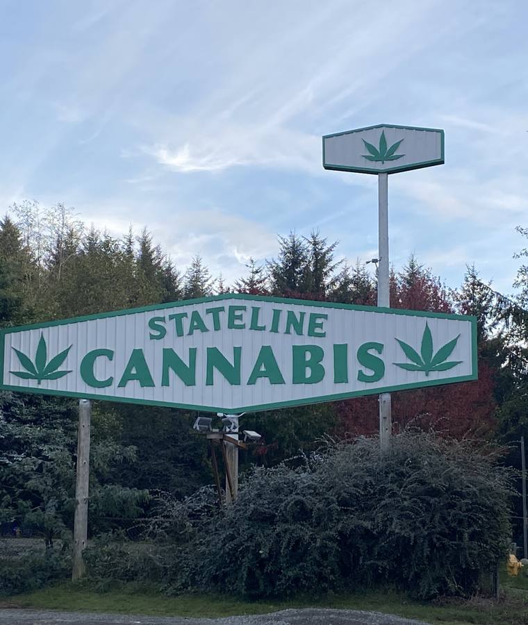 Stateline Cannabis sign on US-101 in Brookings, Oregon